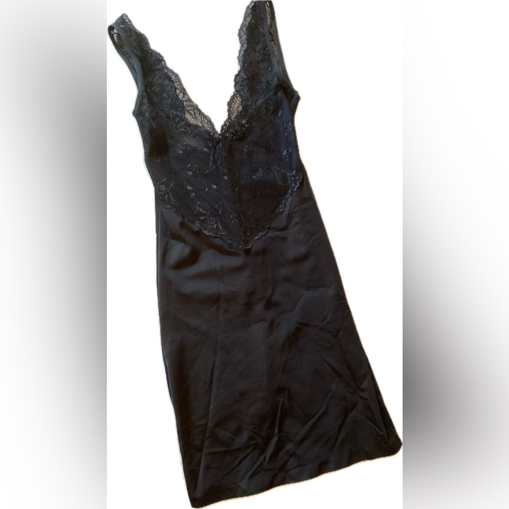 Under dress shaper slip Daisy Fuentes black lace top. 90% nylon 10% elastane Med